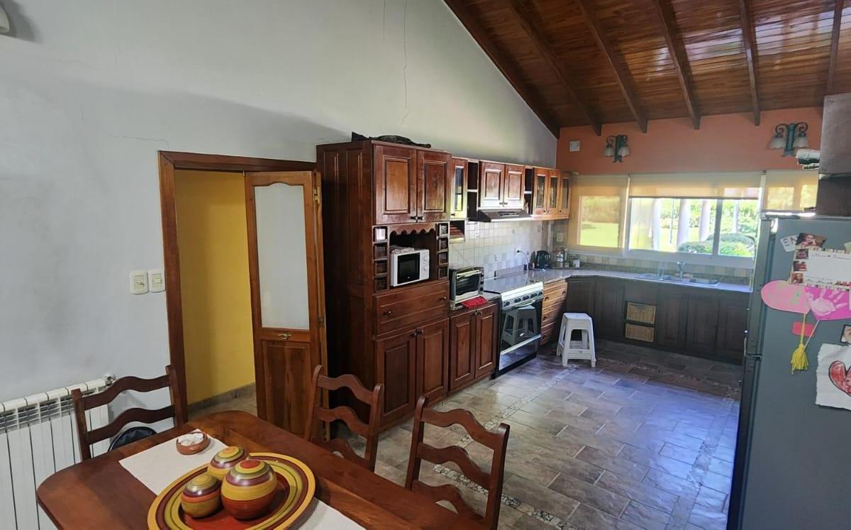 Foto de Casa 4 Ambientes c/ Garaje y pileta 220 m² Cub. en lote 1860 m², imagen 5