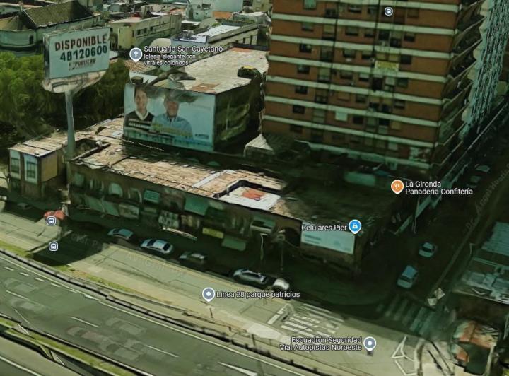 Edificio Comercial en esquina 1900 m² Locales, Deposito y Dptos - En Block - Liniers