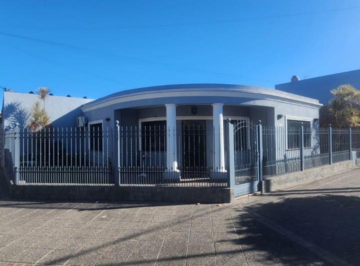 Casa Americana en Esquina C/amplio Quincho - Garage 2 Autos - S.Justo (Ctro)