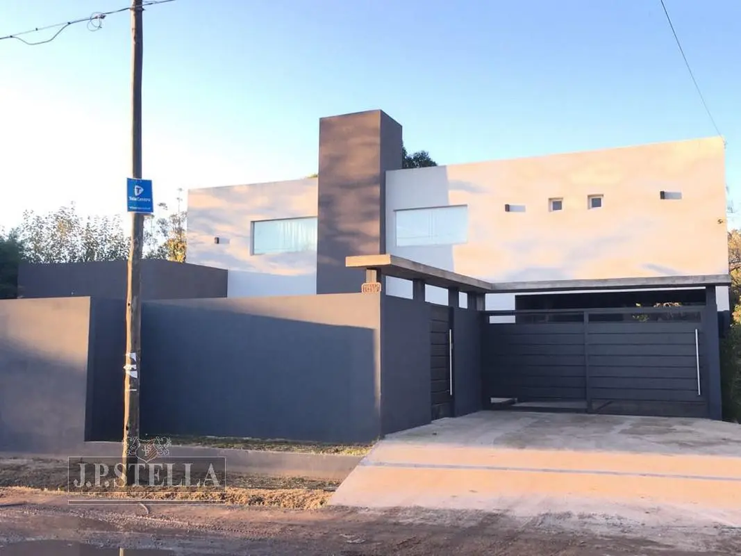 Casa Estilo Americana 5 Ambientes con Quincho, pileta y garage - Villa Luzuriaga 1