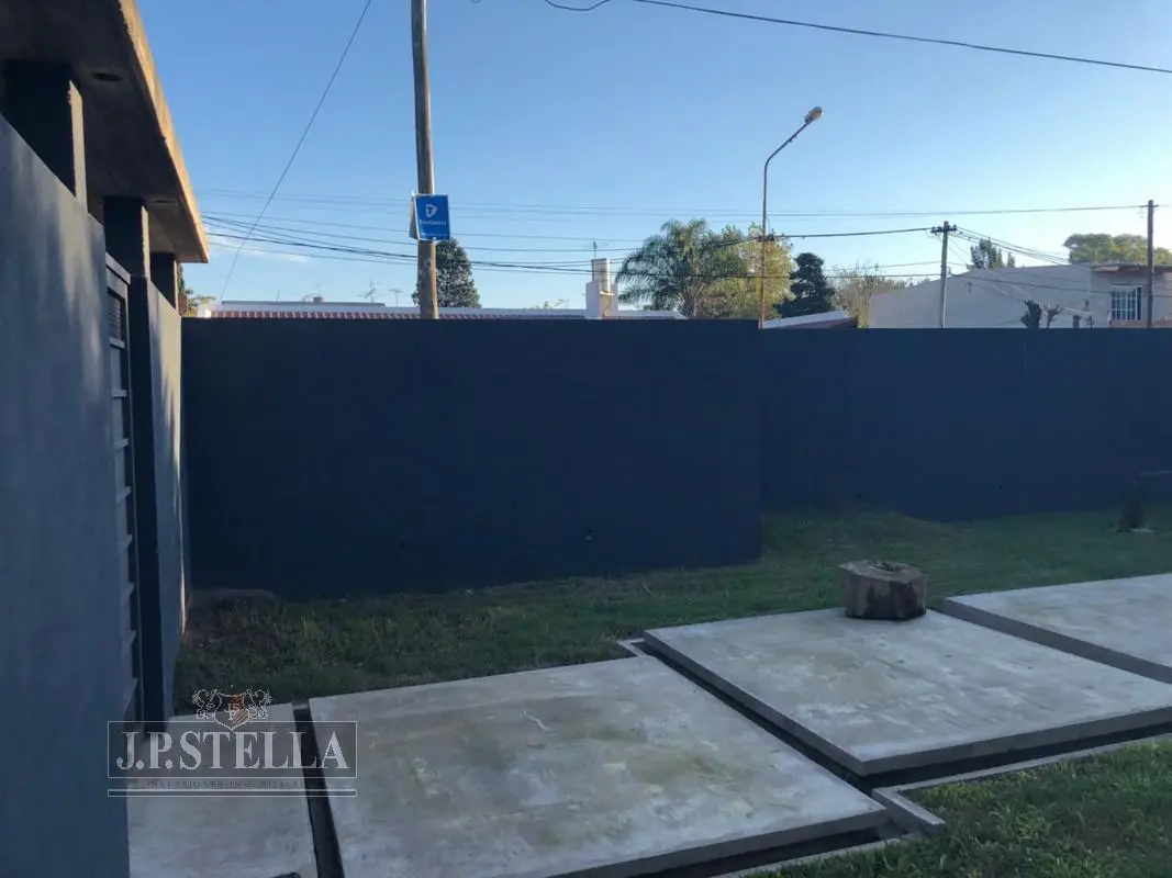 Casa Estilo Americana 5 Ambientes con Quincho, pileta y garage - Villa Luzuriaga 3