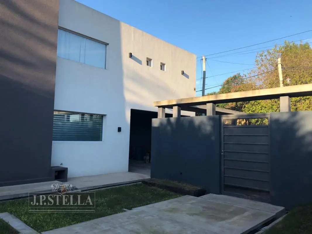 Casa Estilo Americana 5 Ambientes con Quincho, pileta y garage - Villa Luzuriaga 2