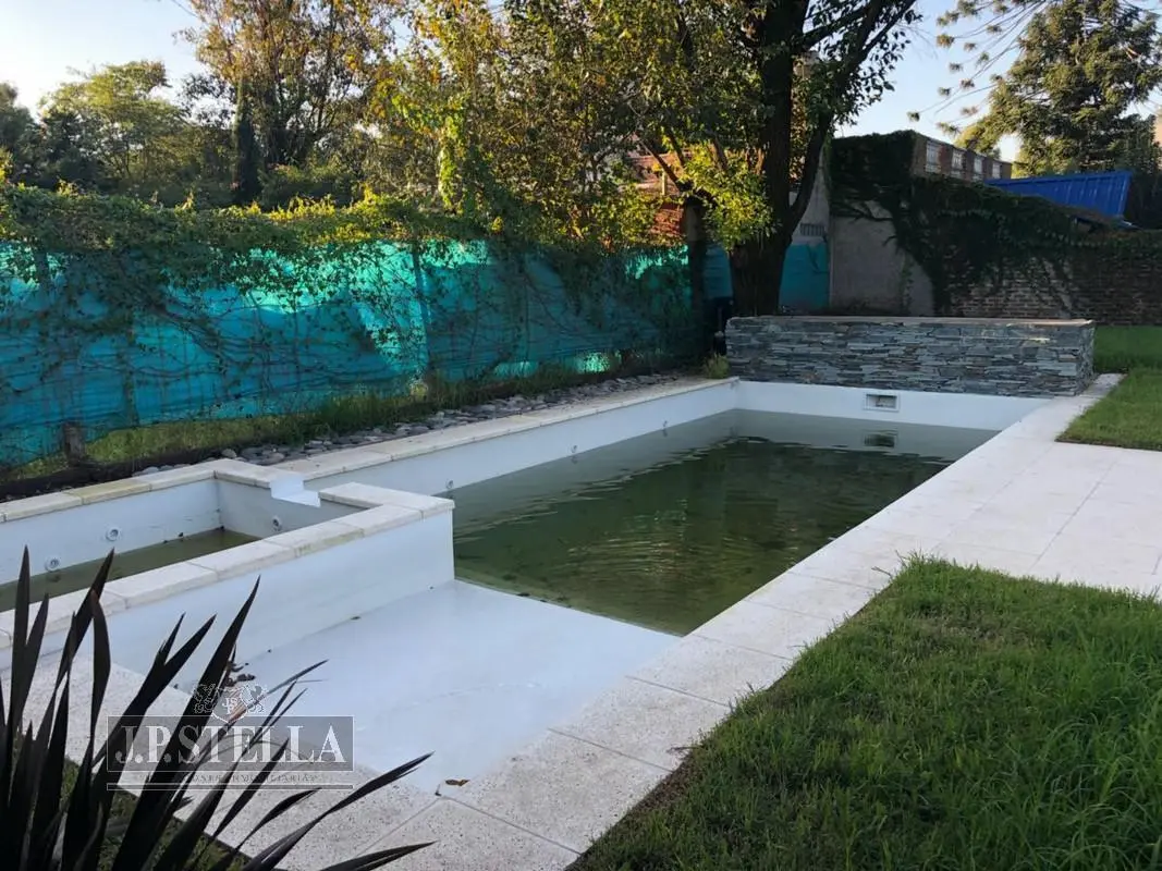 Casa Estilo Americana 5 Ambientes con Quincho, pileta y garage - Villa Luzuriaga 8