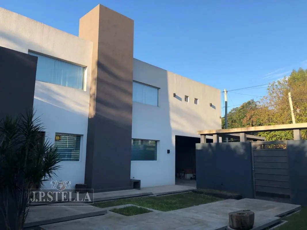 Casa Estilo Americana 5 Ambientes con Quincho, pileta y garage - Villa Luzuriaga 4