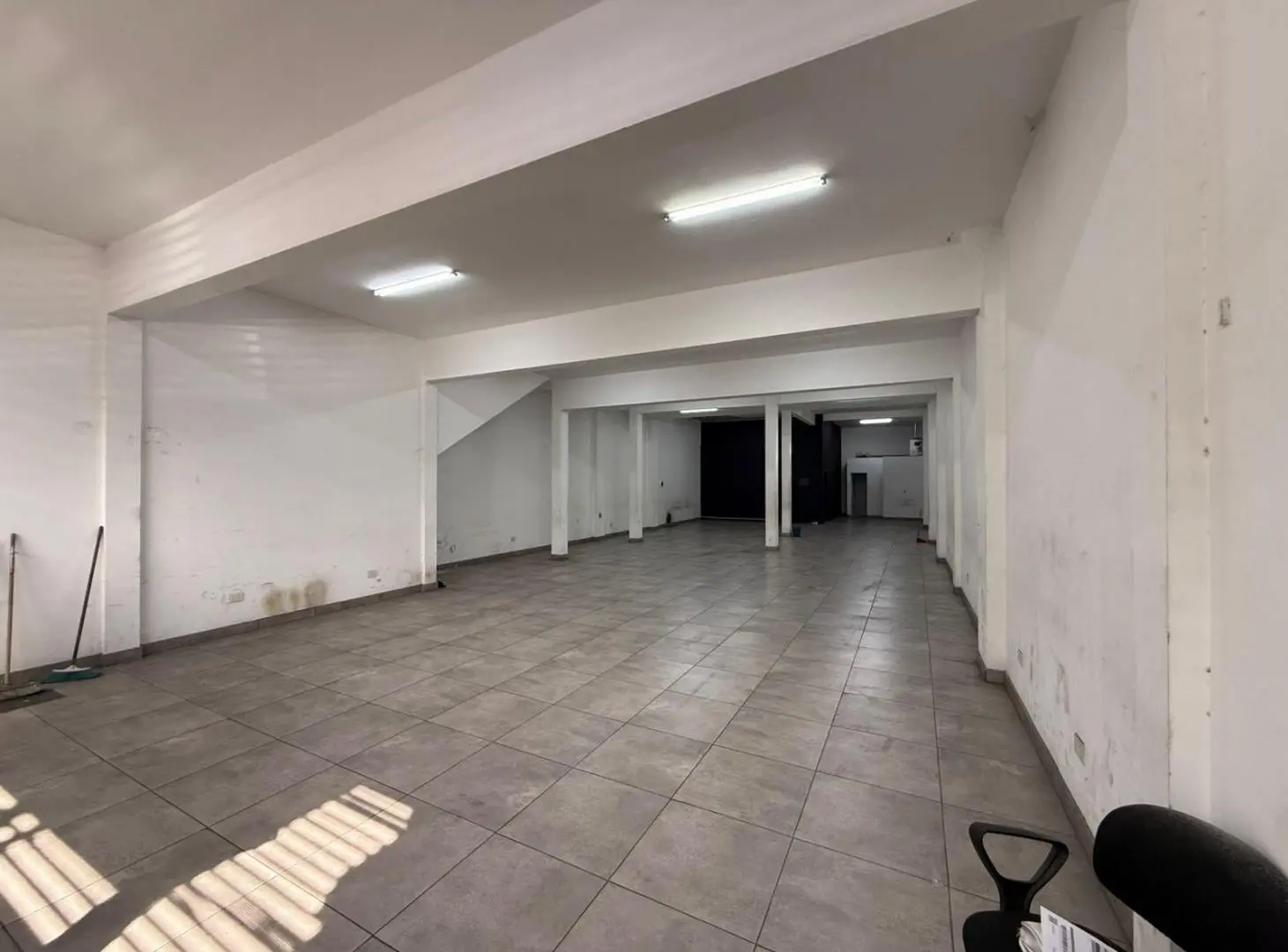 Excelente Local 240 m² s/ Avenida - Oficina y 2 Baños - Lomas Del Mirador 4