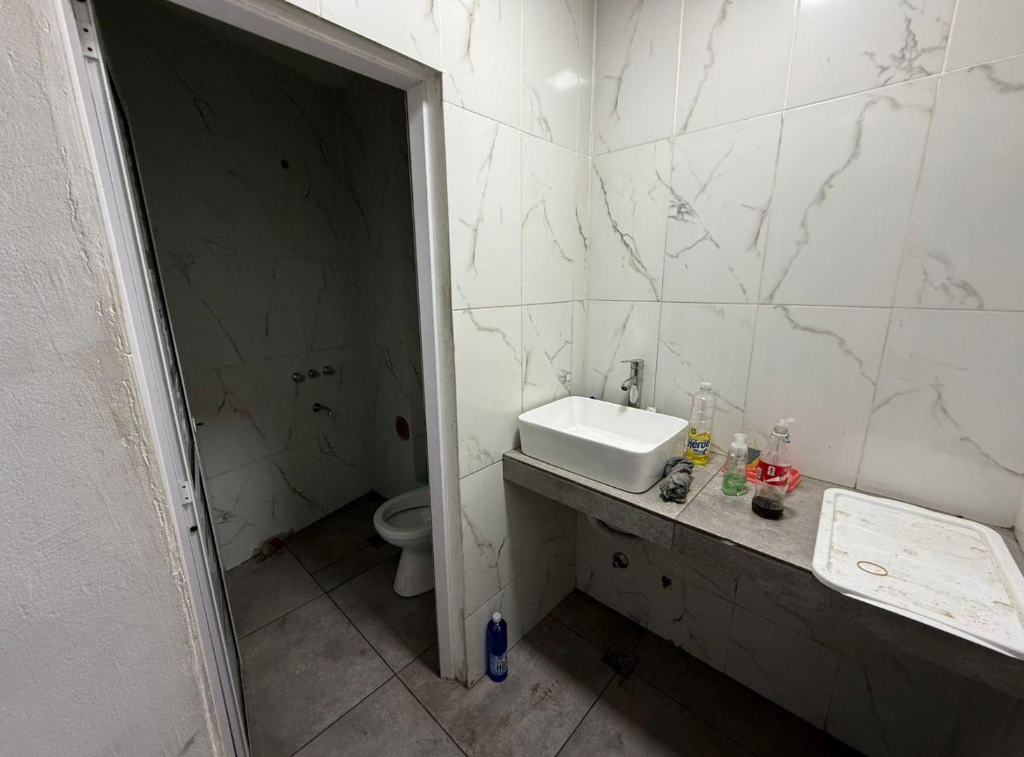Foto de Excelente Local 240 m² s/ Avenida - Oficina y 2 Baños - Lomas Del, imagen 5