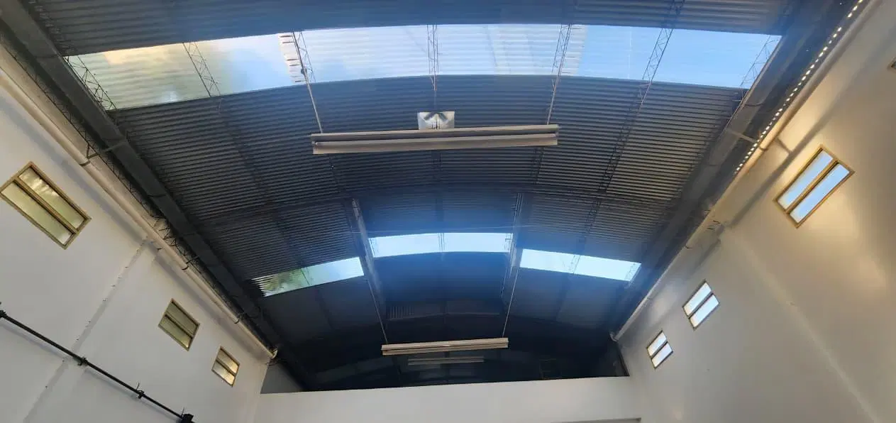 Galpón 240 m² c/ Entre Piso y Oficina - 2 Baños - Lomas Del Mirador 2
