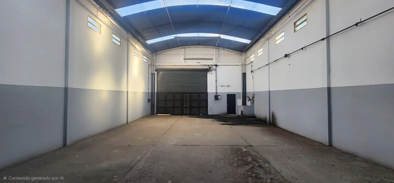 Galpón 240 m² c/ Entre Piso y Oficina - 2 Baños - Lomas Del Mirador 1