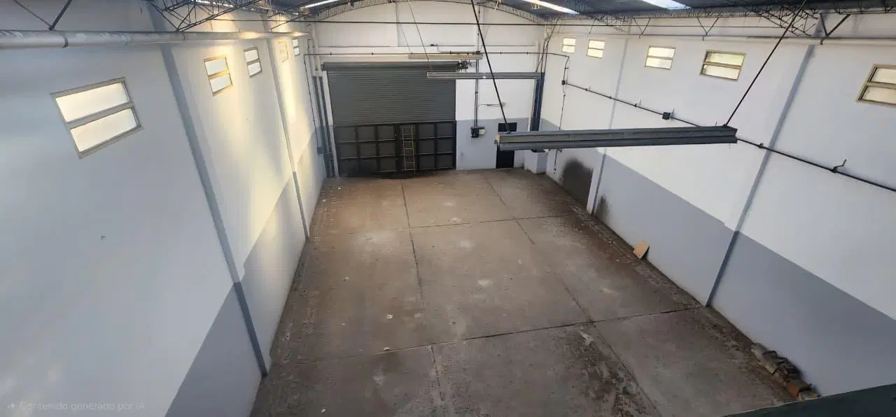 Galpón 240 m² c/ Entre Piso y Oficina - 2 Baños - Lomas Del Mirador 5
