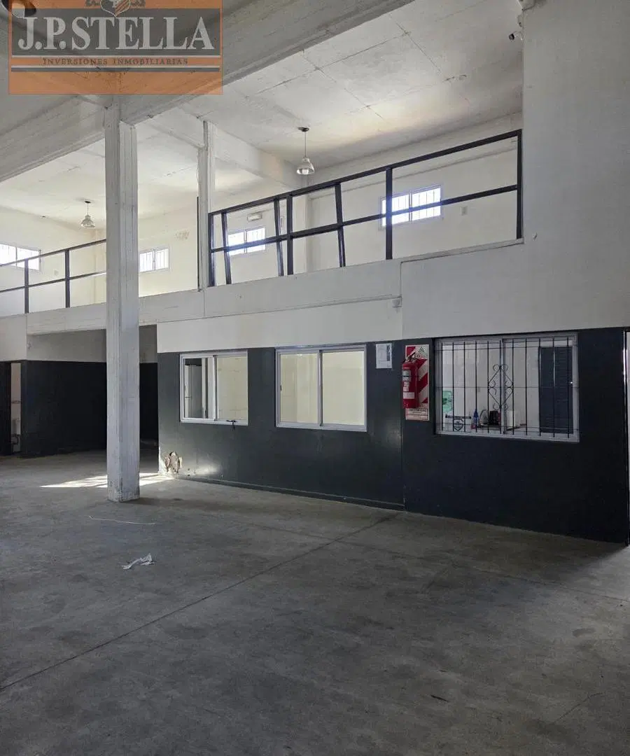 Local Comercial de Losa en Esquina 236 m² c/ Oficinas, Baños y Entre piso s/ Avenida - Laferrere 4