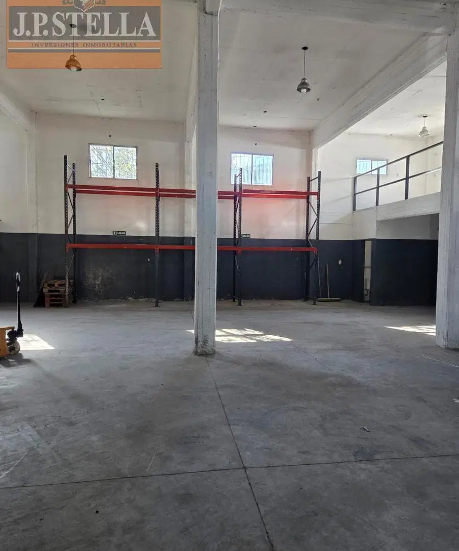 Local Comercial de Losa en Esquina 236 m² c/ Oficinas, Baños y Entre piso s/ Avenida - Laferrere 5