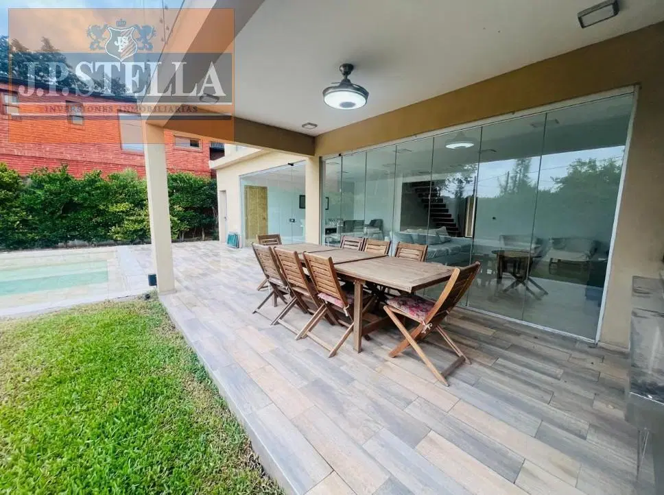 Excelente Casa 5 amb. 225 m² Cub en Lote de 496 m² en Banco Provincia De Bs. As. 2