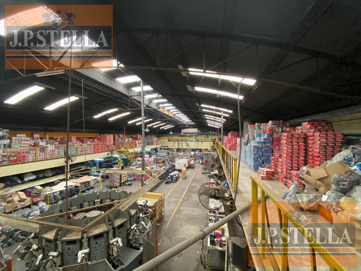 Foto de Galpón Industrial - 7.200 m² Cub. - Oficinas - Baños - Vestuarios, imagen 2