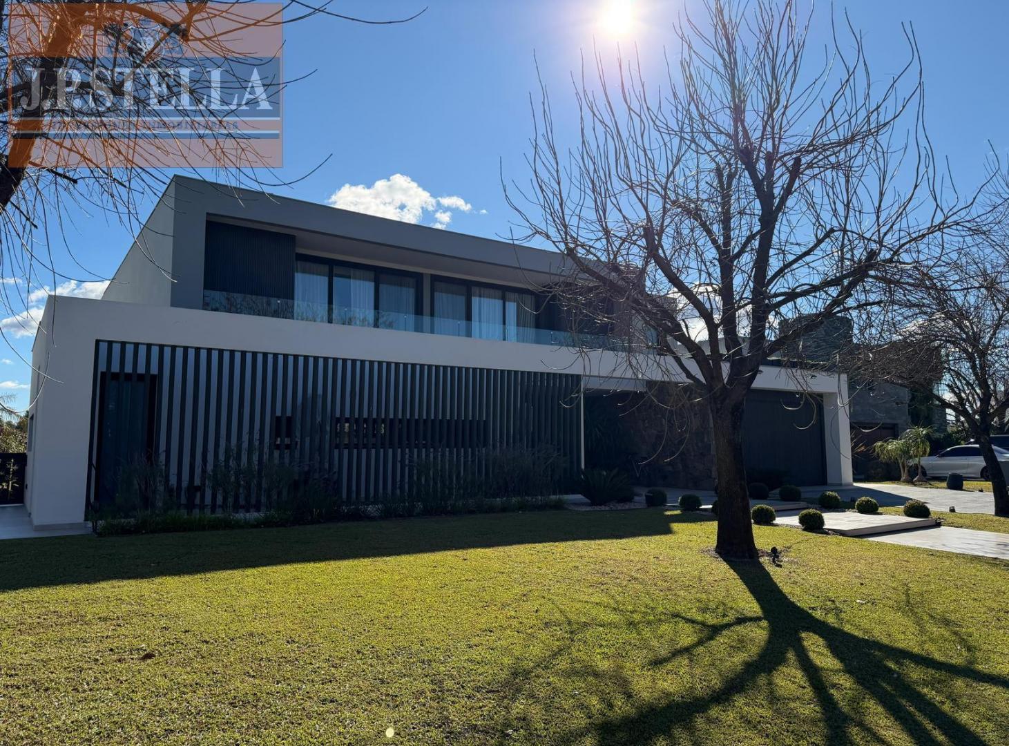 Excelente Casa 6 amb. 647 m² Edificados s/ Lote 1.395 m² en Terravista