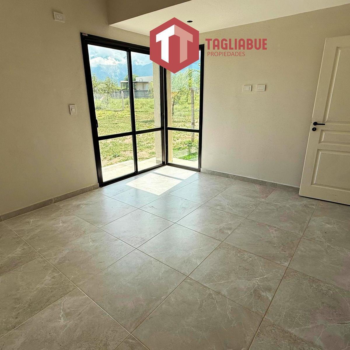 Imponente Casa Diseñada Para Quienes Buscan Confort, Modernidad y Elegancia. 5