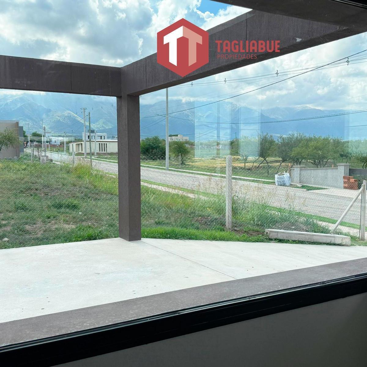 Imponente Casa Diseñada Para Quienes Buscan Confort, Modernidad y Elegancia. 1