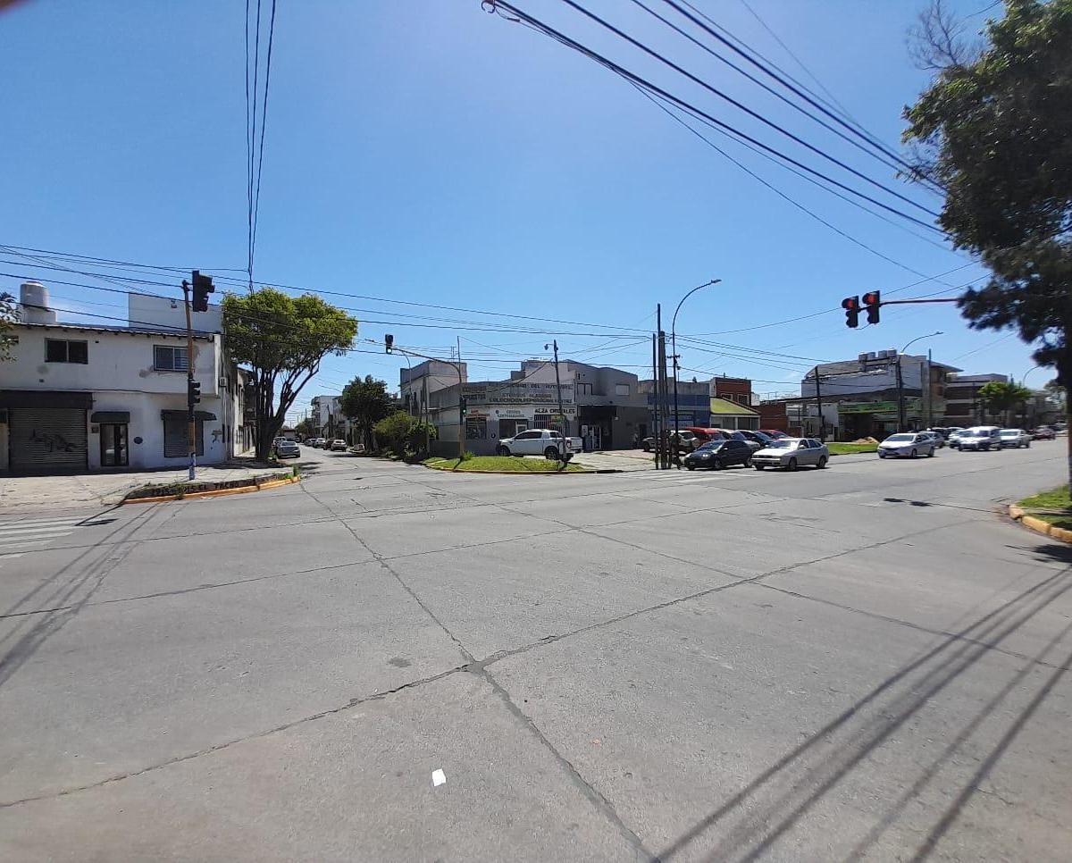 Casa 4 Amb. con Local Comercial en Exc. Esquina S/Av. (Posible Permuta) 3