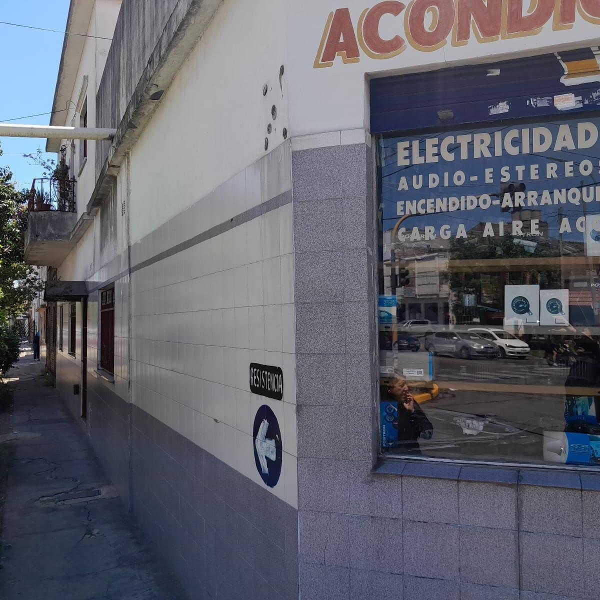 Casa 4 Amb. con Local Comercial en Exc. Esquina S/Av. (Posible Permuta) 5