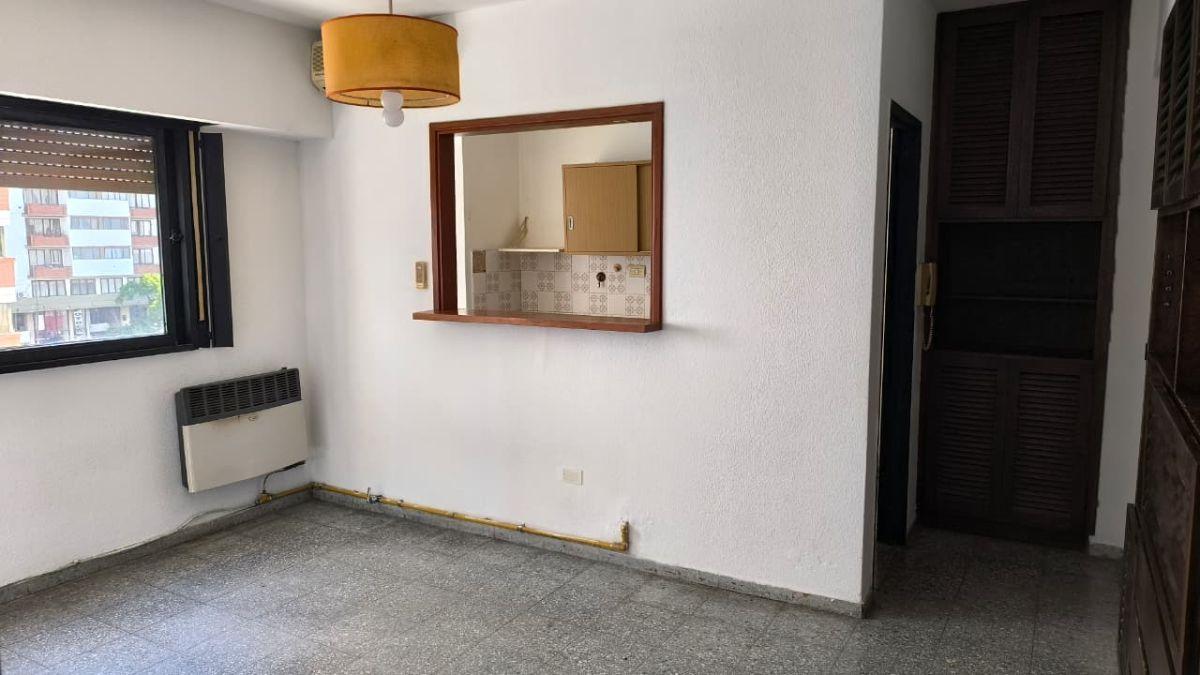 Foto de Alquiler Departamento 2 Dormitorios | Plaza Moreno | Luminoso, imagen 2