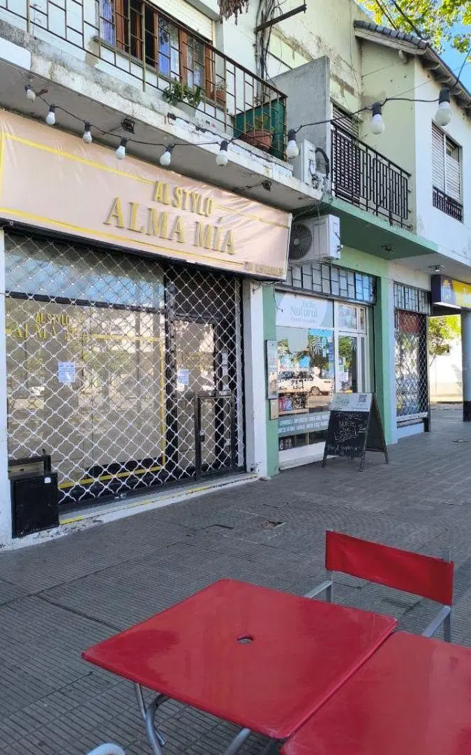 Local en Alquiler Los Hornos sobre Av. 137 casi 61– El punto estratégico para tu negocio 2