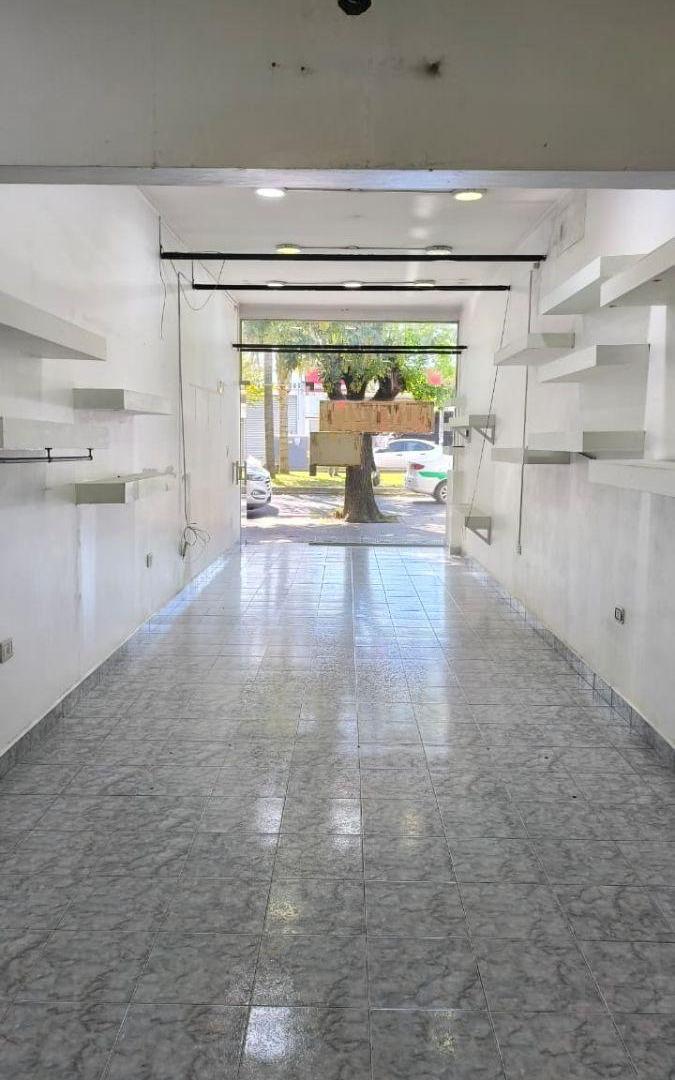 Alquiler local en Los Hornos, Av. 137 e/65 y 66