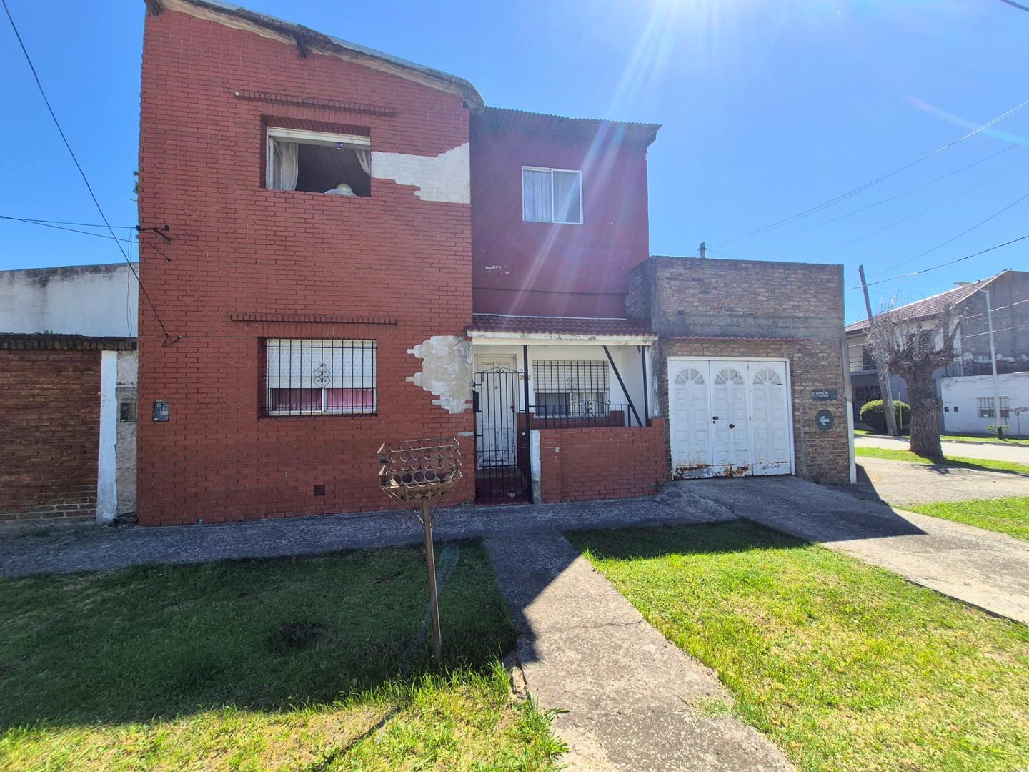 VENTA CASA MULTIFAMILIAR DE TRES AMBIENTES EN WILDE ESTE