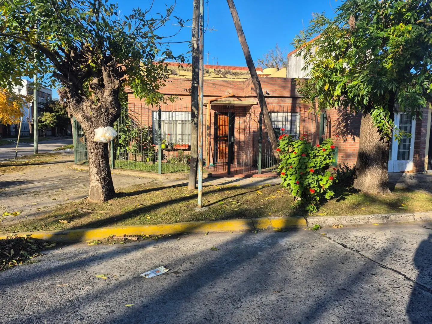 ALQUILER CASA DE 3 AMBIENTES EN DON BOSCO 4