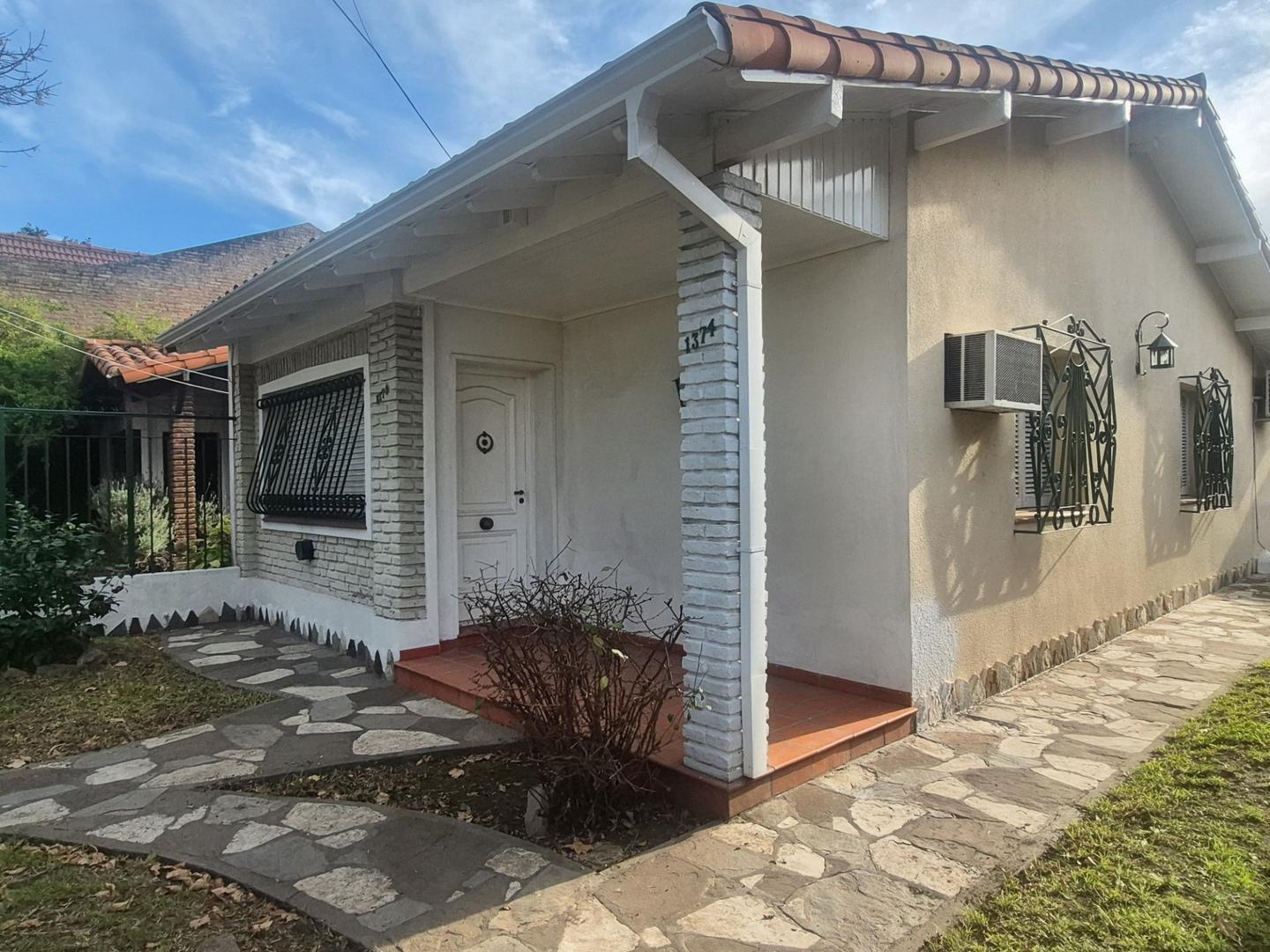 VENTA CASA DE 3 AMBIENTES EN BARRIO GRAFICO WILDE