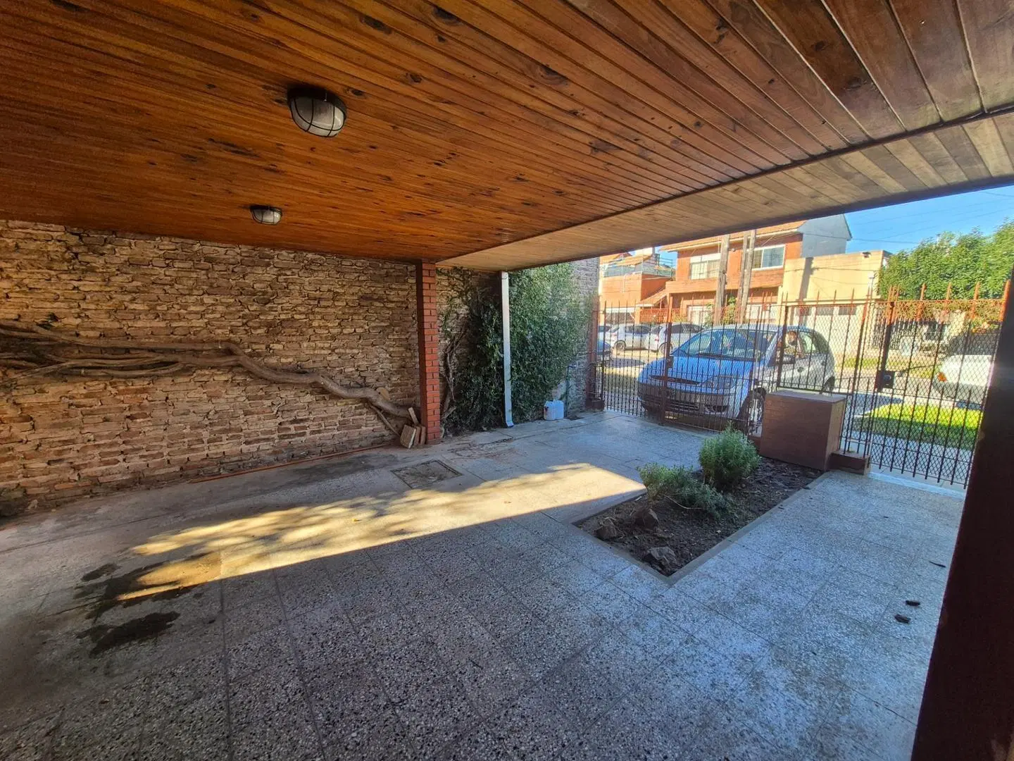 ALQUILER CASA DE TRES AMBIENTES CON COCHERA Y JARDIN 2