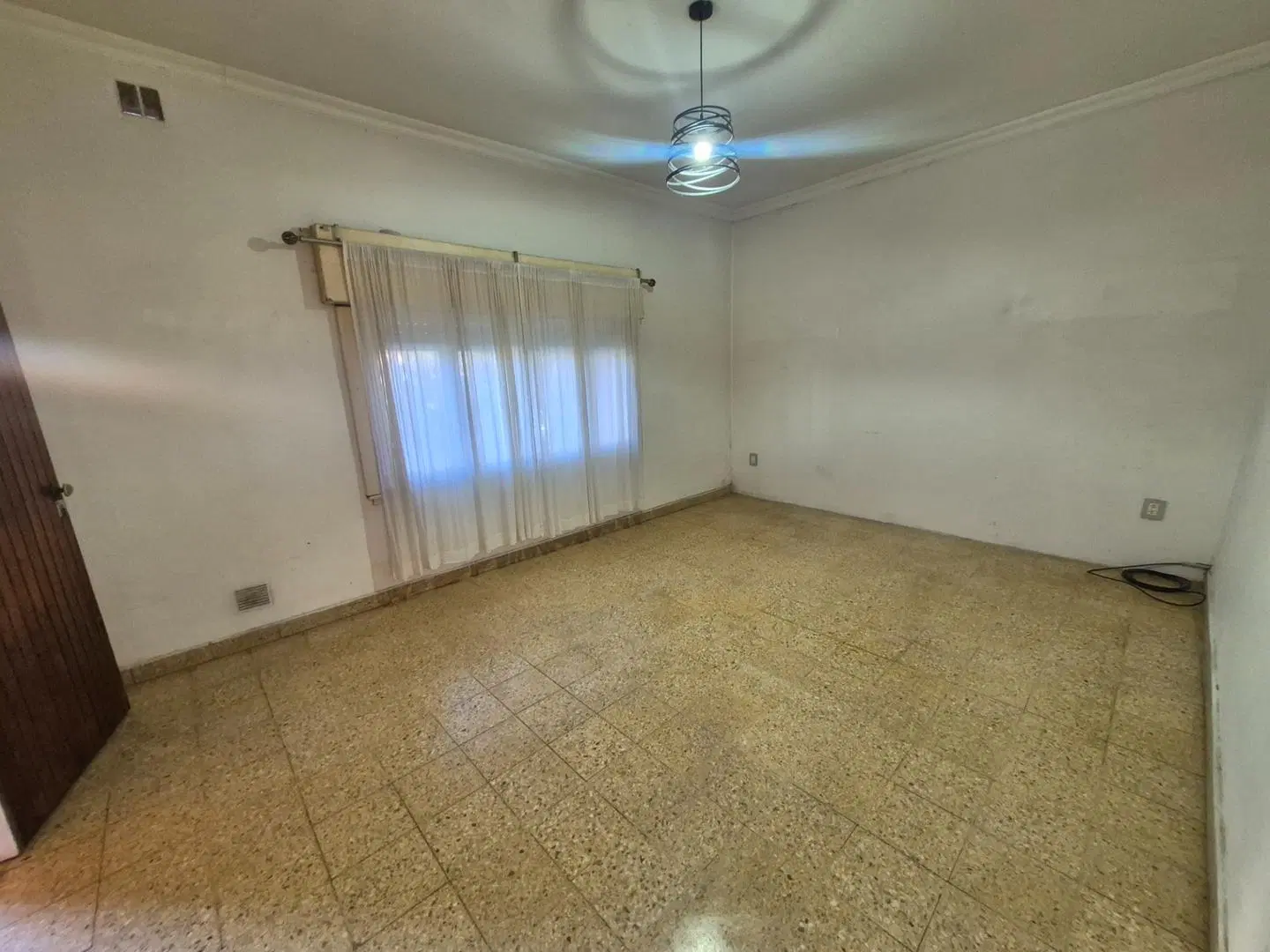 ALQUILER CASA DE TRES AMBIENTES CON COCHERA Y JARDIN 1