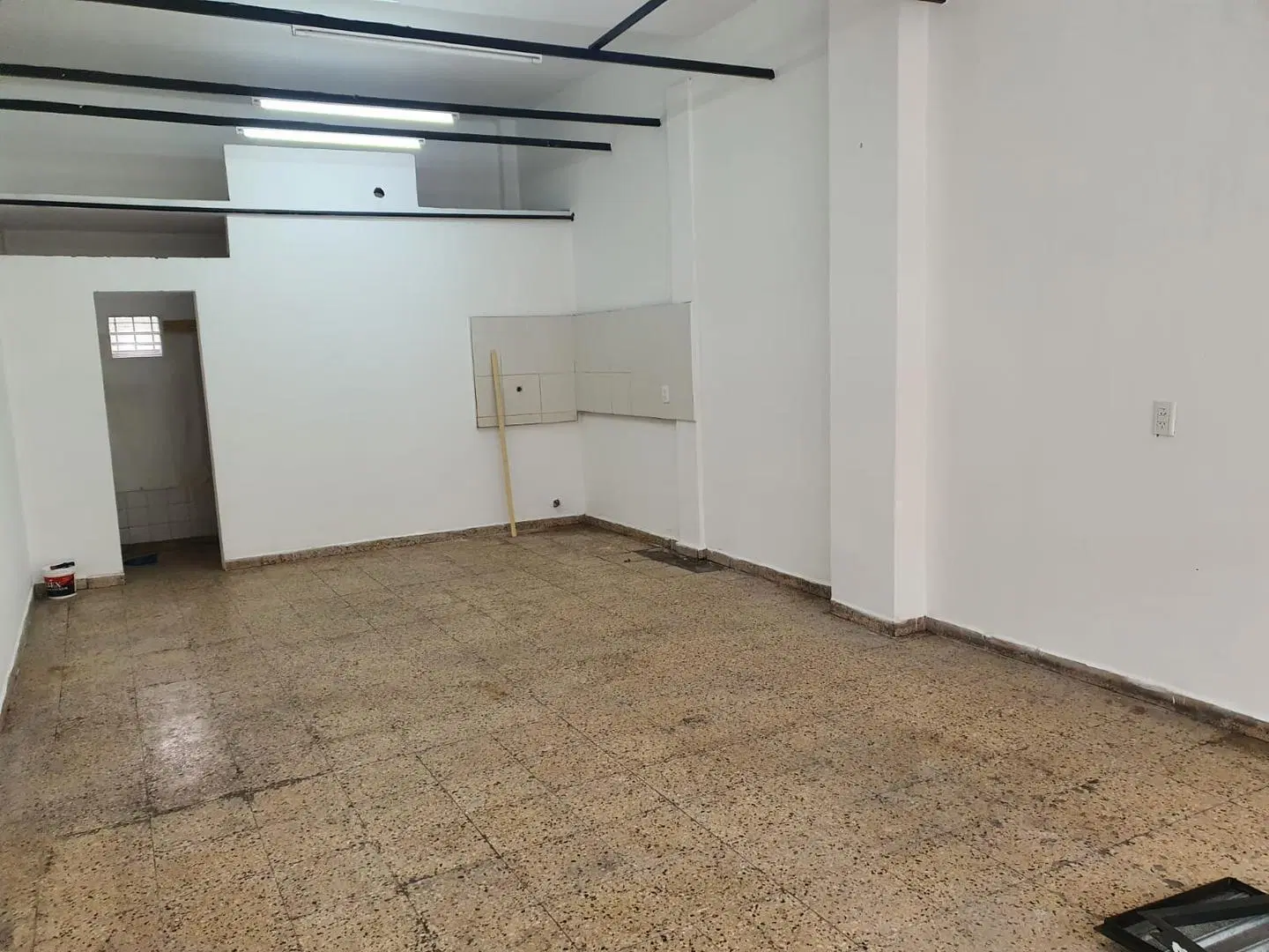 ALQUILER LOCAL SOBRE CALLE COMERCIAL EN WILDE 3