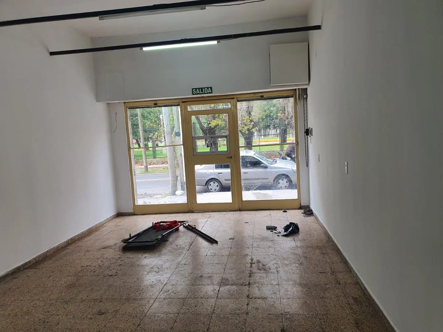 ALQUILER LOCAL SOBRE CALLE COMERCIAL EN WILDE 4