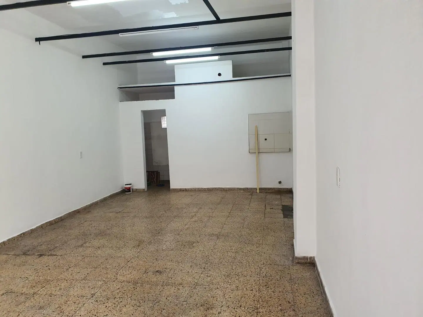 ALQUILER LOCAL SOBRE CALLE COMERCIAL EN WILDE 2