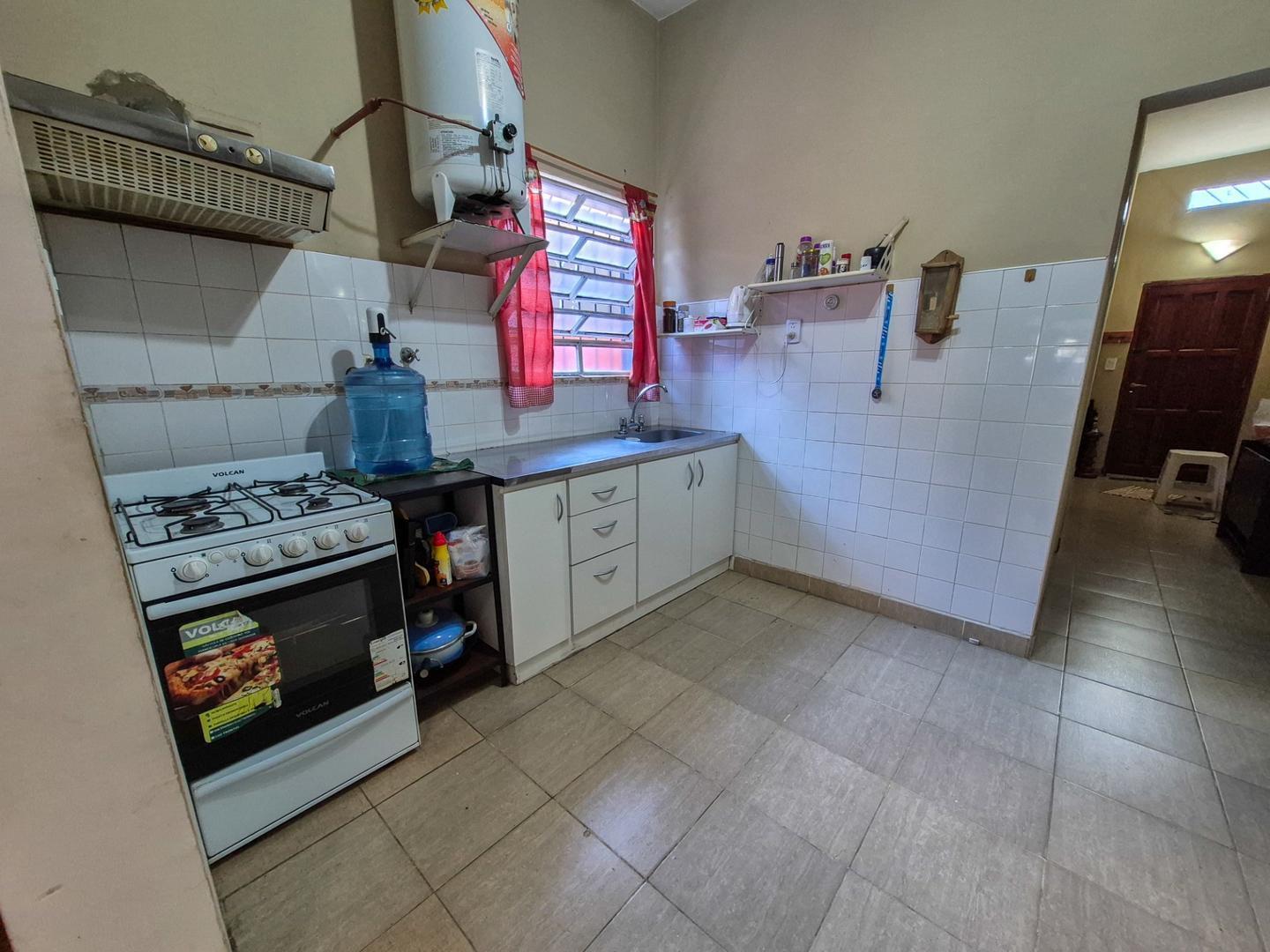 Foto de VENTA DEPTO TIPO CASA DE CUATRO AMBIENTES SOBRE AVENIDA, imagen 1