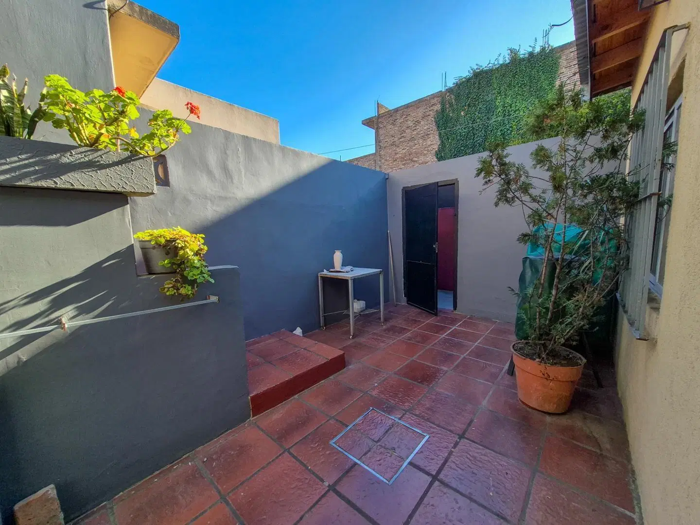 VENTA DEPTO TIPO CASA DE CUATRO AMBIENTES SOBRE AVENIDA 2