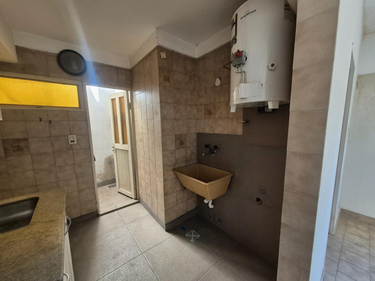 Foto de VENTA DEPARTAMENTO TIPO CASA SOBRE AVENIDA, imagen 2
