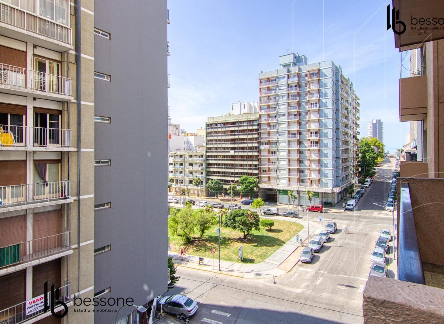 Departamento al frente con balcon saliente