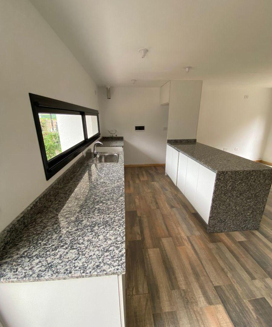 VENTA CASA APTA CRÉDITO HIPOTECARIO 2 DORMITORIOS-VILLA CATALINA-A ESTRENAR-COCHERA-PATIO