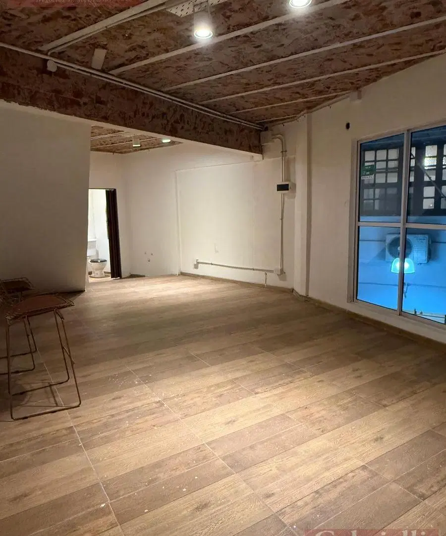 Moderna Oficina en Pompeya con Diseño Industrial y Baño Privado 3
