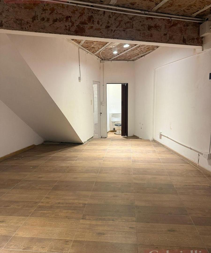 Moderna Oficina en Pompeya con Diseño Industrial y Baño Privado