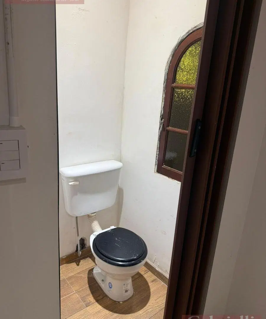 Moderna Oficina en Pompeya con Diseño Industrial y Baño Privado 5