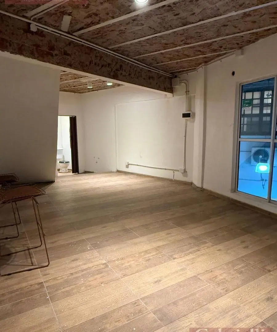 Moderna Oficina en Pompeya con Diseño Industrial y Baño Privado 1