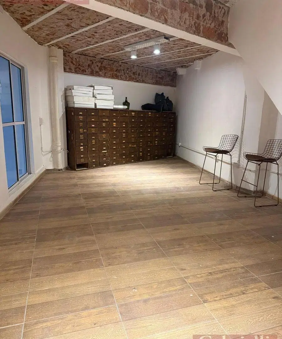 Moderna Oficina en Pompeya con Diseño Industrial y Baño Privado 4