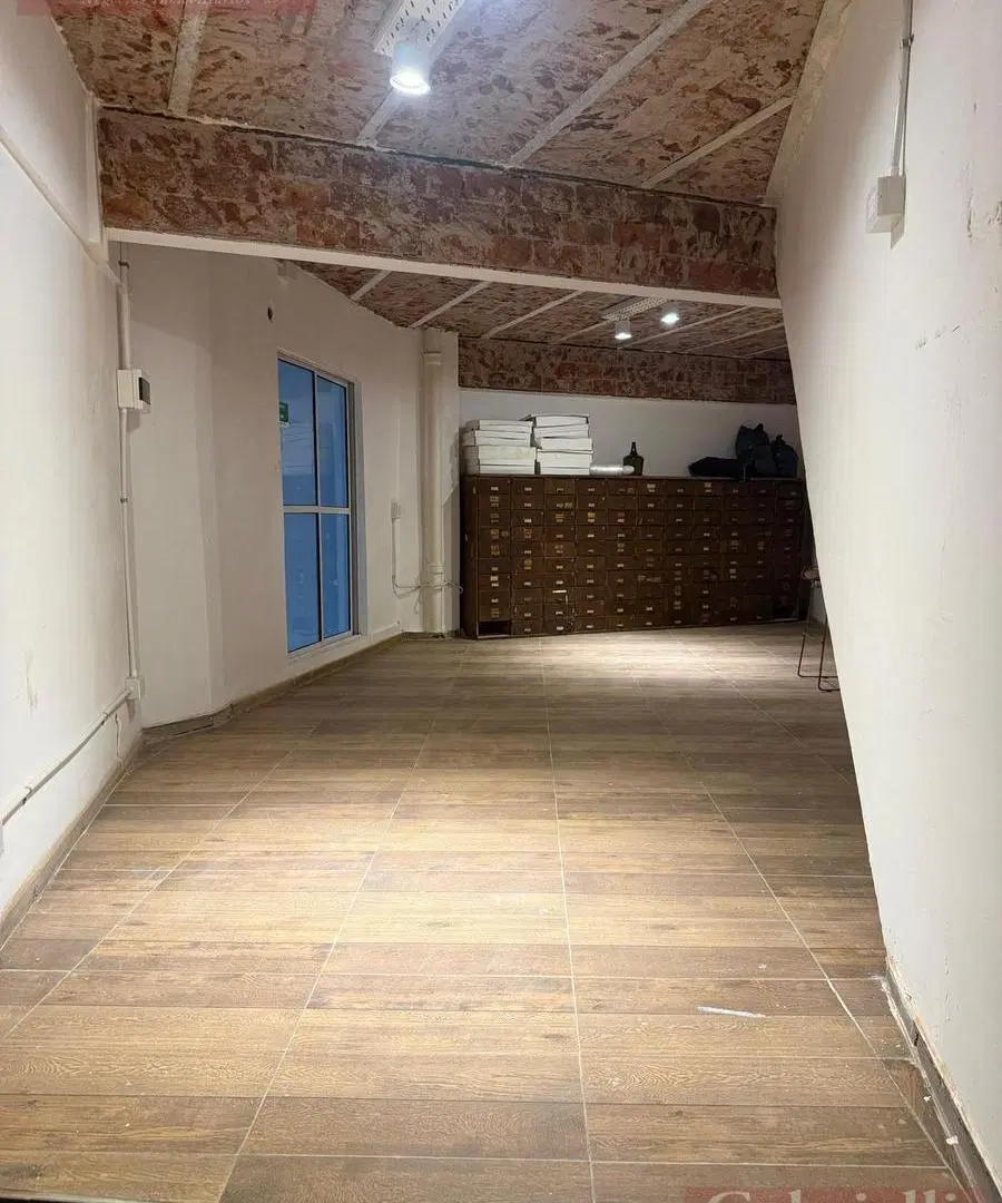 Moderna Oficina en Pompeya con Diseño Industrial y Baño Privado 2