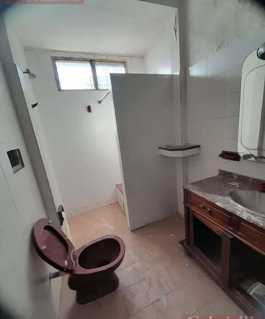 Casa a Refaccionar con Jardin al frente y Fondo Libre 4