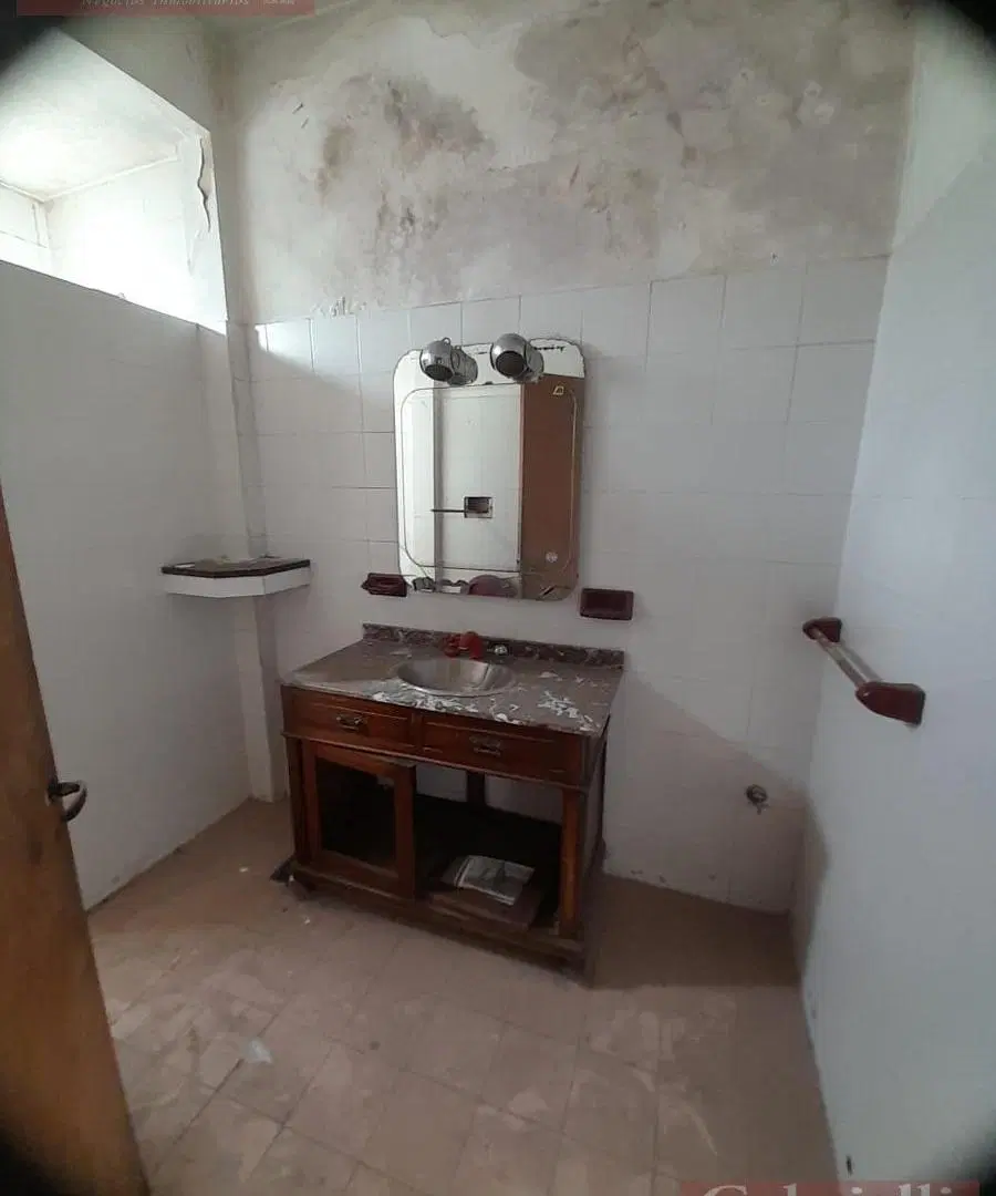 Casa a Refaccionar con Jardin al frente y Fondo Libre 1