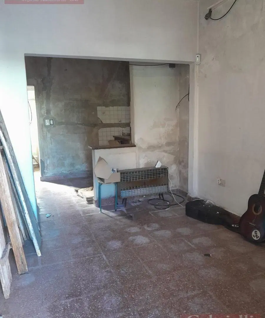 Casa a Refaccionar con Jardin al frente y Fondo Libre 5