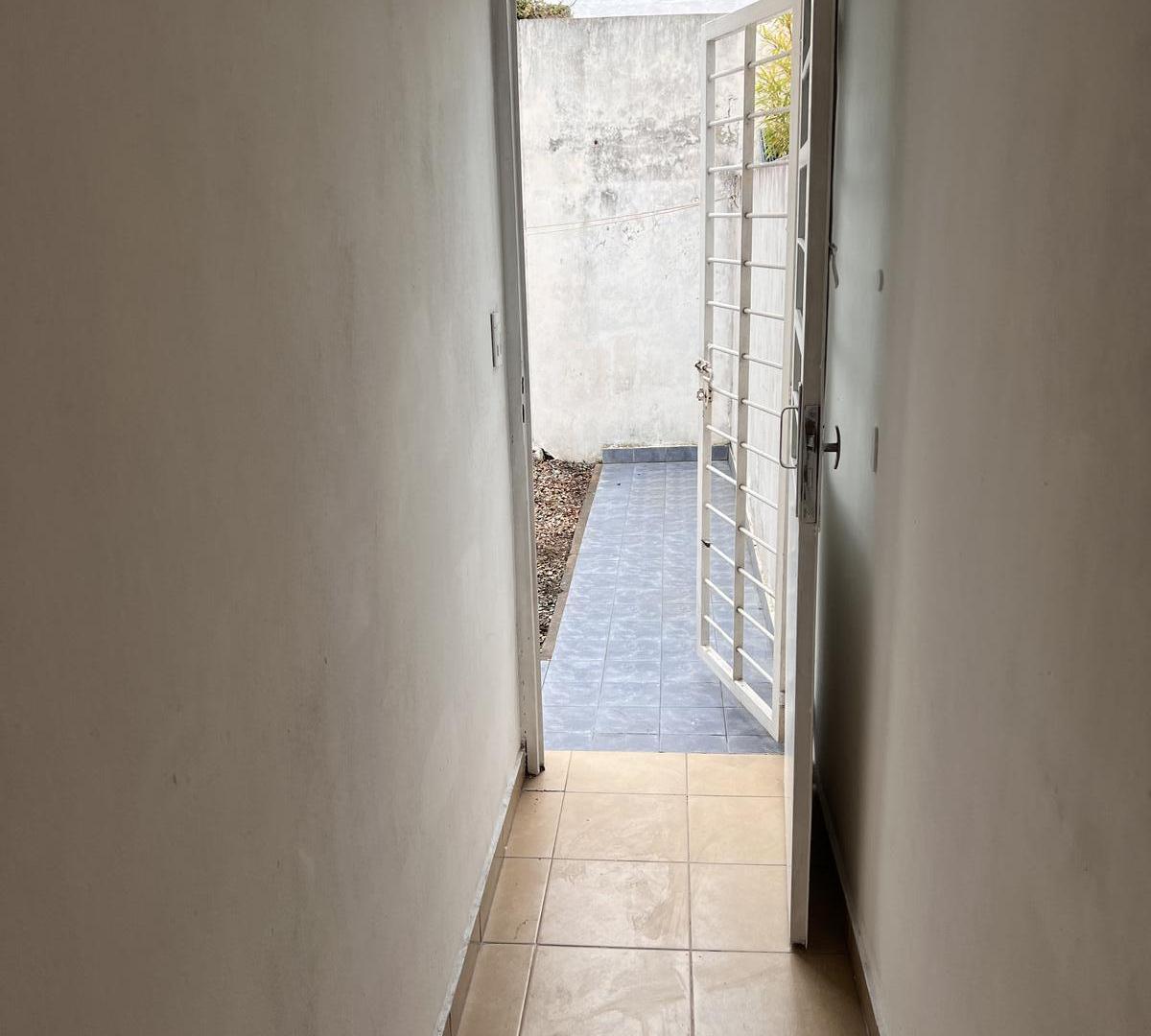 Foto de PH 2 ambientes con cochera y patio sin expensas, imagen 2
