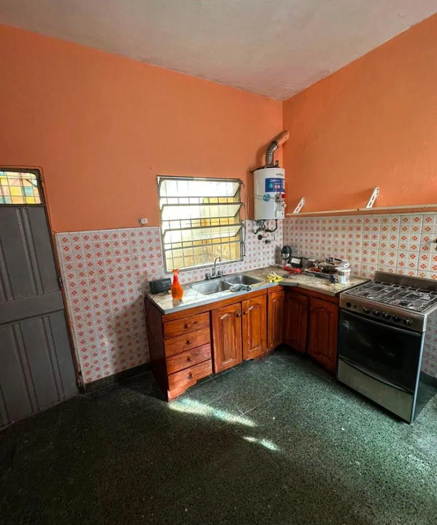 MORON SUR- PH DE 3 AMBIENTES-COCINA-LIVING-M/ B.ESTADO- A 10 CUADRAS DE LA ESTACION 3