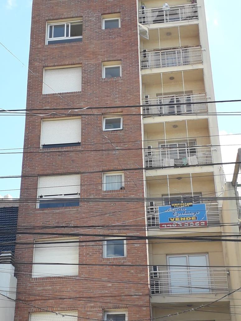 MORON CENTRO- SEMIPISO DE 2 AMPLIOS AMBIENTES CON COCHERA
